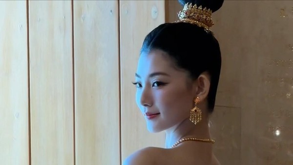 7 Pesona Miss China Zhao Zhena yang Terpilih Jadi Miss Universe Asia 2025