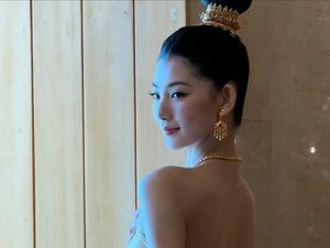 7 Pesona Miss China Zhao Zhena yang Terpilih Jadi Miss Universe Asia 2025