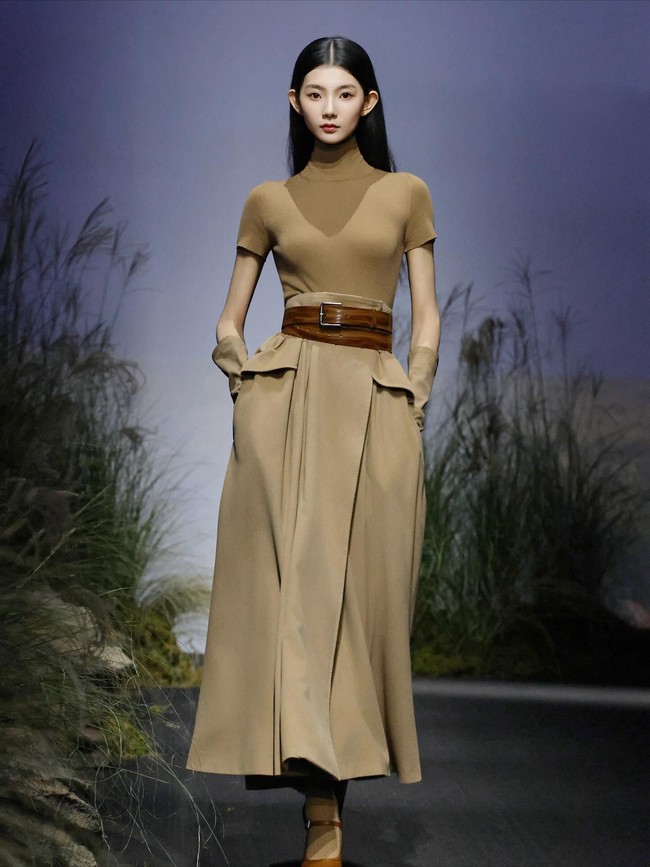 Sebelum fokus di dunia modeling, Zena sempat bekerja dalam penelitian investasi dan manajemen aset. Foto: Instagram @zhaona_zena