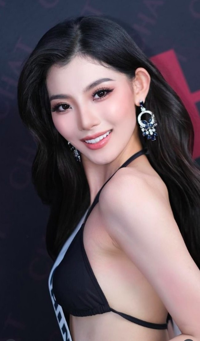 Zhao Zena memikat para penggemar ketika tampil dalam sesi baju renang. Banyak orang memuji pesona dan cara berjalan wanita yang memang model runway tersebut. Foto: Instagram @zhaona_zena