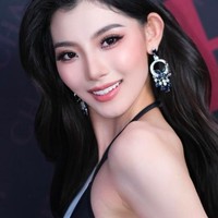 Zhao Zena memikat para penggemar ketika tampil dalam sesi baju renang. Banyak orang memuji pesona dan cara berjalan wanita yang memang model runway tersebut. Foto: Instagram @zhaona_zena