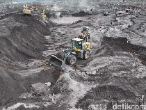 Video: Alat Berat Dikerahkan untuk Normalisasi Aliran Lahar Gunung Semeru