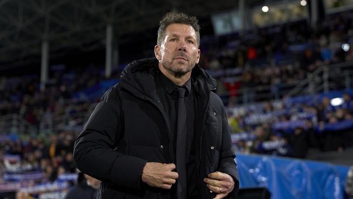 GETAFE, SPAIN - NOVEMBER 23: Diego Pablo Simeone head coach9 of Atletico de Madrid looks on prior the game the LaLiga EA Sports match between Getafe CF and Atletico de Madrid at Coliseum Alfonso Perez on November 23, 2025 in Getafe, Spain. (Photo by Diego Souto/Getty Images)