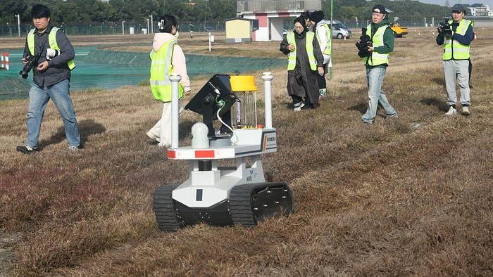 HANGZHOU, CHINA - NOVEMBER 25: The airport bird control robot works at the Hangzhou Xiaoshan International Airport on November 25, 2025 in Hangzhou, Zhejiang Province of China. Hangzhou International Airport has deployed China's first track-based bird-dispersal robot, boosting 24/7 runway safety with smart patrols, HD monitoring and eco-friendly bird control. (Photo by Long Wei/VCG via Getty Images)
