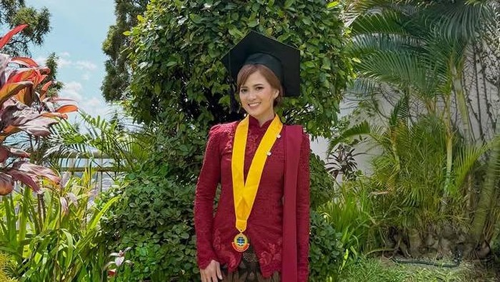 5 Potret Wisuda Chika Jessica