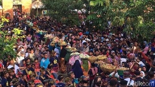 Acara Perang Topat di Pura Lingsar Lombok Barat.