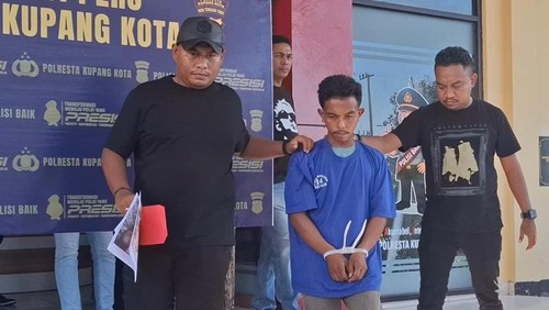 Agustus Proklamasius Giri (27) alias Gusti, pelaku penikaman ayahnya dihadirkan dalam konferensi pers di Mapolresta Kupang Kota, NTT, Rabu (26/11/2025). (Foto: Yufengki Bria/detikBali)