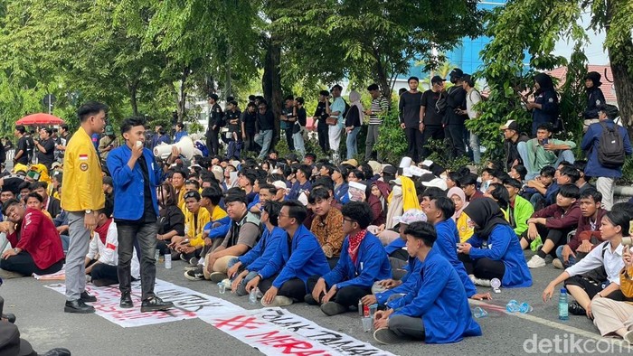 Aksi lanjutan mahasiswa di DPRD Kalsel, Rabu (26/11/2025).