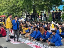 Audiensi Belum Tercapai, Mahasiswa Masih Setia Tunggu Ketua DPRD Kalsel