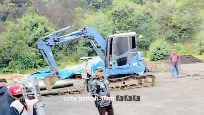 Alat Berat Masuk Lautan Pasir Bromo