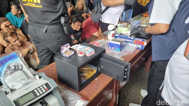 Alat penghitung uang dan sejumlah barang bukti disita saat penggerebekan kampung narkoba di Berlan, Jaktim (Taufiq/detikcom)