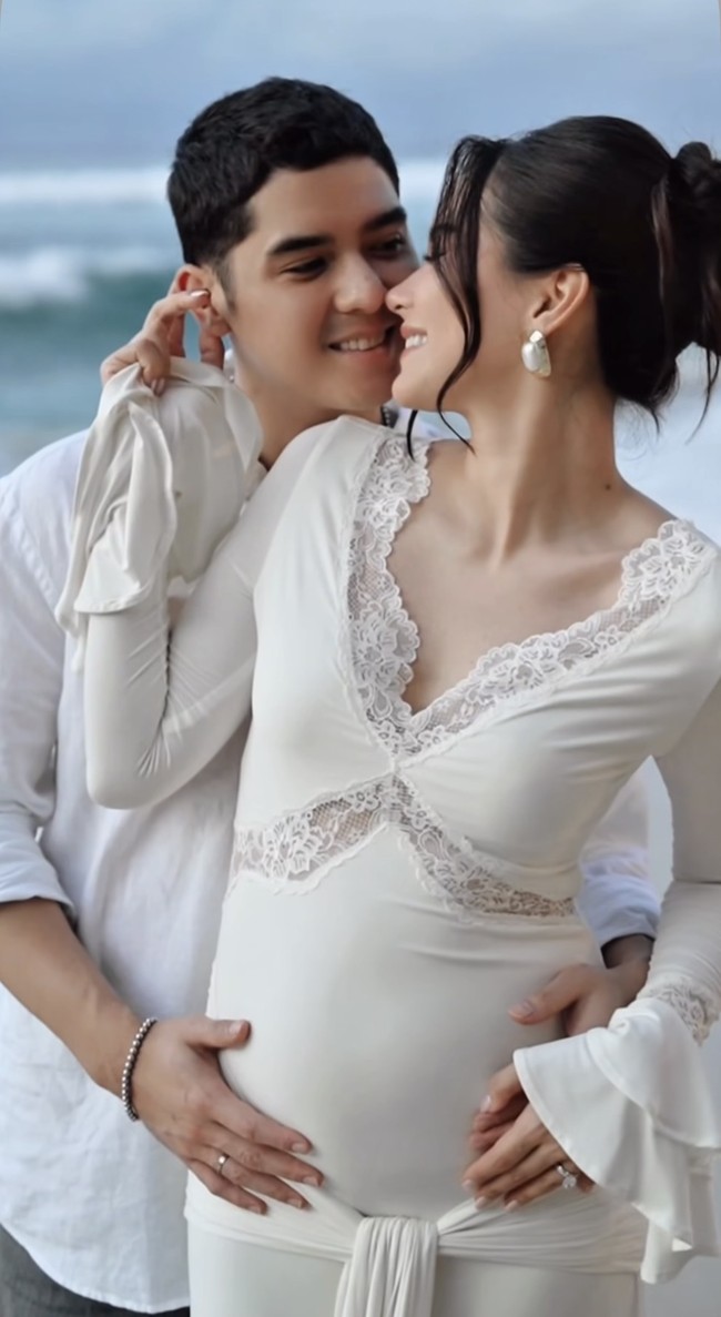 Alyssa Daguise kembali curi atensi. Setelah umumkan kehamilan, baru-baru ini istri Al Ghazali itu kembali membagikan pemotretan maternity dirinya di tepi pantai. Foto: Instagram/@alyssadaguise