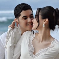 Alyssa Daguise kembali curi atensi. Setelah umumkan kehamilan, baru-baru ini istri Al Ghazali itu kembali membagikan pemotretan maternity dirinya di tepi pantai. Foto: Instagram/@alyssadaguise