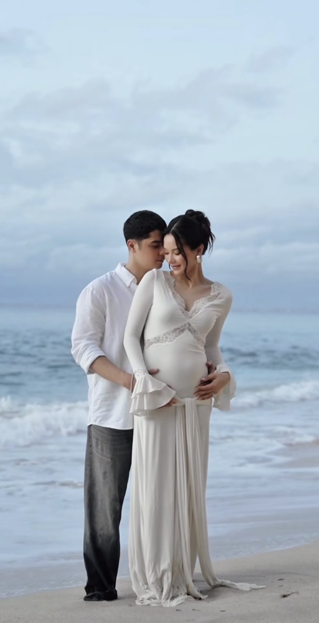 Alyssa dan Al Ghazali tampil kompak serasi dalam balutan busana bernuansa putih. Keduanya terlihat mesra memamerkan baby bump di perut Alyssa. Foto: Instagram/@alyssadaguise
