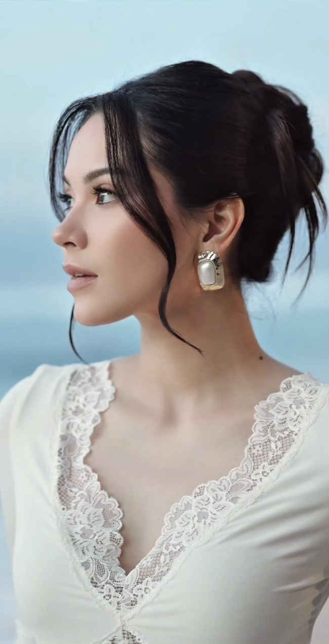 Riasan wajah Alyssa tampak natural dengan fokus pada kulit yang glowing, alis yang rapi, serta riasan mata halus yang mempertajam sorot matanya tanpa terkesan berat. Foto: Instagram/@alyssadaguise