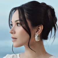 Riasan wajah Alyssa tampak natural dengan fokus pada kulit yang glowing, alis yang rapi, serta riasan mata halus yang mempertajam sorot matanya tanpa terkesan berat. Foto: Instagram/@alyssadaguise