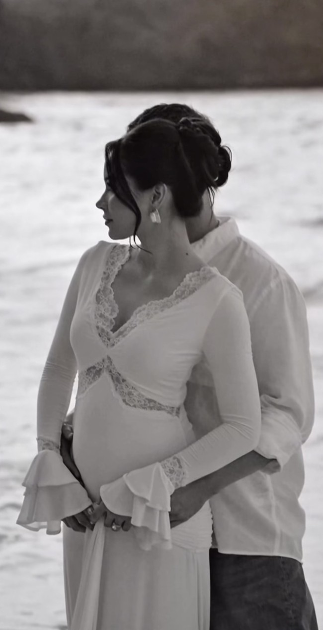 Sementara rambutnya ditata dalam sanggul messy low-bun, dengan beberapa helaian rambut dibiarkan jatuh secara natural di sisi wajah. Penampilan Alyssa yang makin cantik pun banjir pujian netizen. Foto: Instagram/@alyssadaguise