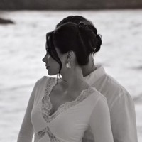 Sementara rambutnya ditata dalam sanggul messy low-bun, dengan beberapa helaian rambut dibiarkan jatuh secara natural di sisi wajah. Penampilan Alyssa yang makin cantik pun banjir pujian netizen. Foto: Instagram/@alyssadaguise