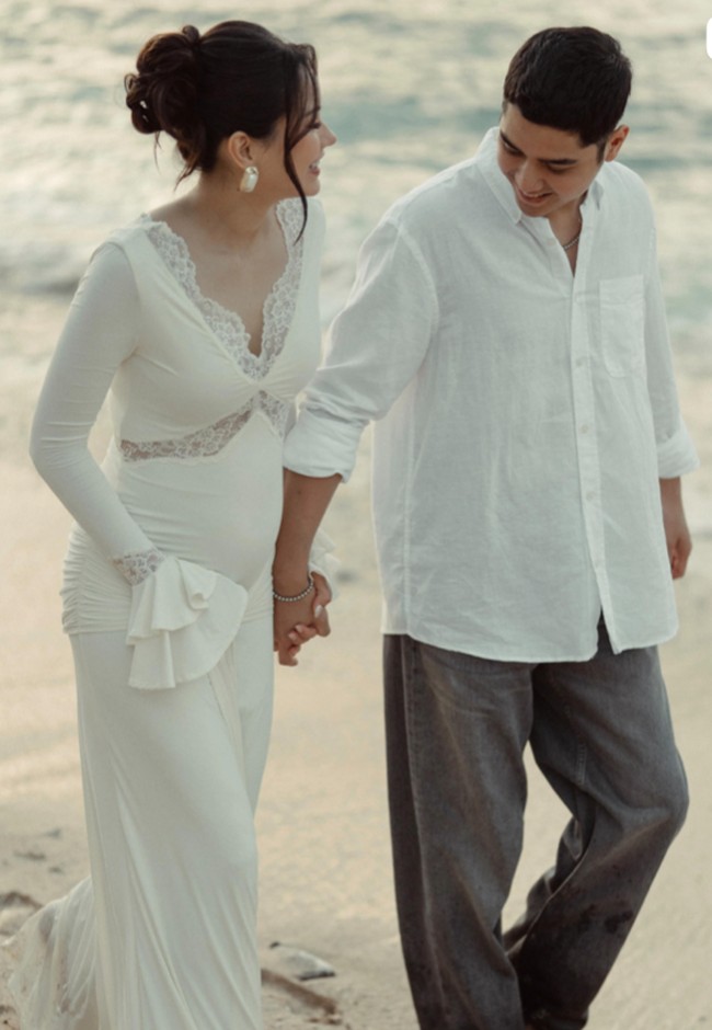 Sementara Al mengenakan kemeja putih simpel dengan lengan digulung. Ia memadukannya dengan celana kain berwarna abu-abu gelap. Foto: Instagram/@alyssadaguise