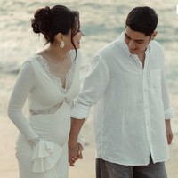 Sementara Al mengenakan kemeja putih simpel dengan lengan digulung. Ia memadukannya dengan celana kain berwarna abu-abu gelap. Foto: Instagram/@alyssadaguise