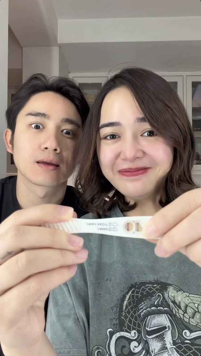 Di unggahan Instagram Story lain, Amanda dan Kenny kembali membuat video konten terkait kehamilannya. Awalnya keduanya tampak menunjukkan hasil test pack. Foto: Instagram/@amandamanopo