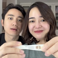 Di unggahan Instagram Story lain, Amanda dan Kenny kembali membuat video konten terkait kehamilannya. Awalnya keduanya tampak menunjukkan hasil test pack. Foto: Instagram/@amandamanopo