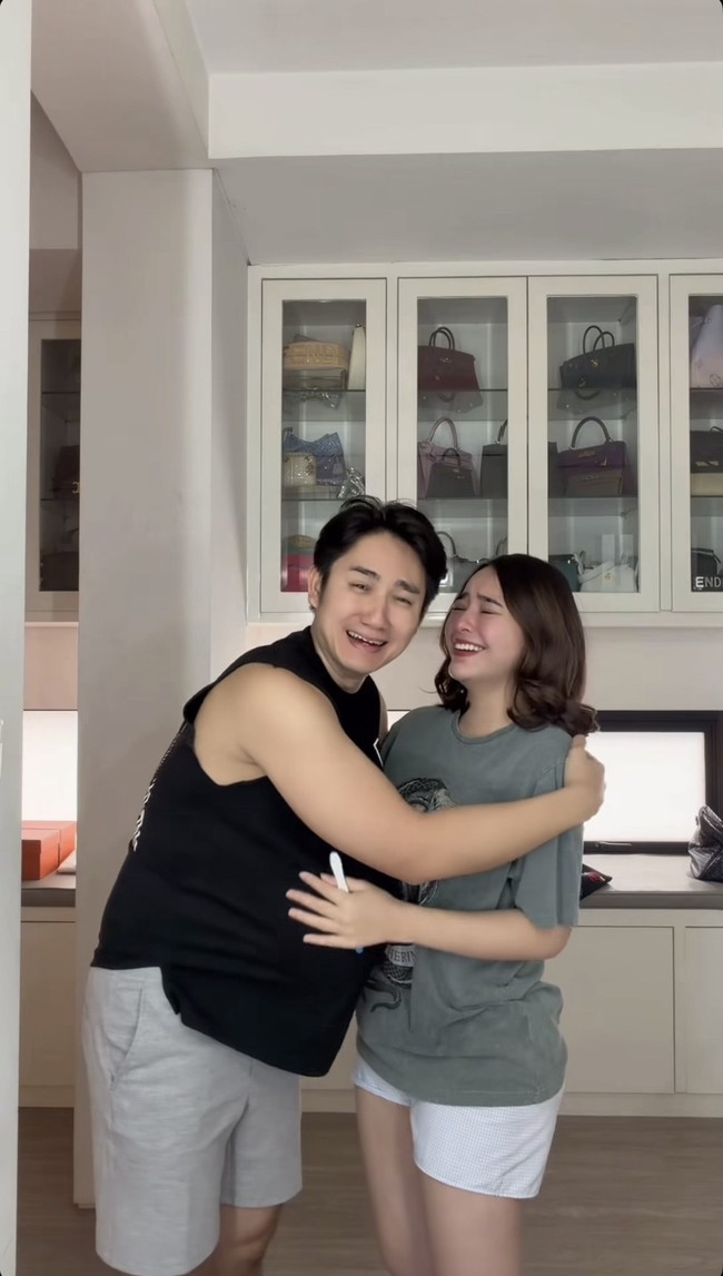 Namun saat keduanya mundur, justru perut Kenny yang tampak membesar, bukan Amanda. Tingkah kocak keduanya pun langsung banjir komentar dan bikin banyak netizen ikut terhibur. Foto: Instagram/@amandamanopo