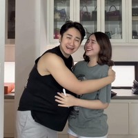 Namun saat keduanya mundur, justru perut Kenny yang tampak membesar, bukan Amanda. Tingkah kocak keduanya pun langsung banjir komentar dan bikin banyak netizen ikut terhibur. Foto: Instagram/@amandamanopo