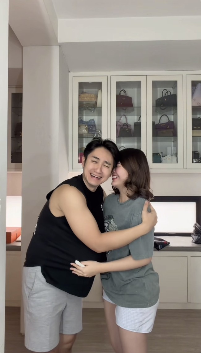 Semenjak resmi menikah, Amanda dan Kenny memang kerap membagikan video kocak keduanya. Pasutri yang kini tengah menanti kelahiran anak pertama itu memang dikenal kocak dan kerap mengundang tawa. Foto: Instagram/@amandamanopo