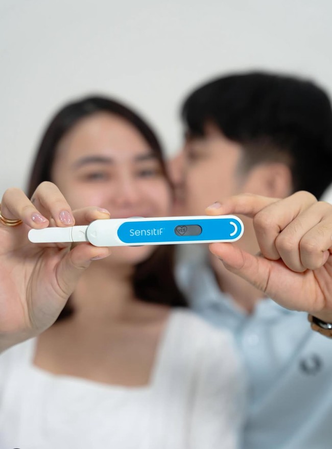 Setelah resmi menikah pada Oktober 2025 lalu, Amanda Manopo dan Kenny Austin baru saja kembali membagikan kabar bahagia. Pamer test pack, keduanya mengumumkan kehamilan pertama. Foto: Instagram/@amandamanopo