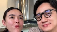 Kreasi Amanda Manopo memasak di dapur patut diacungi jempol. Bermodal mie instan dan bakso siap saji, ia berhasil menyajikan suaminya makanan enak. Foto: TikTok/agml612 & TikTok/kennyauztin