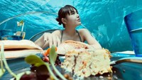 Amanda Manopo selalu mengakui dirinya seorang foodies yang doyan makan dan jajan. Namun ia juga ternyata jago memasak. Foto: TikTok/agml612 & TikTok/kennyauztin