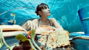 Amanda Manopo tampil lebih percaya diri dengan rambut pendek di atas bahu yang fresh. Foto: TikTok/agml612 & TikTok/kennyauztin