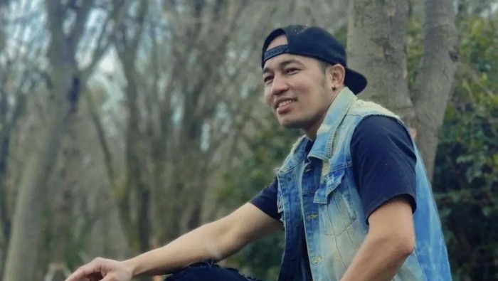 Amrin alias Baba Lovi, PMI asal Bima, NTB, yang diputus pacarnya inisial ID seusai mengirimkan uang Rp 126 juta untuk membeli mobil. (Istimewa)