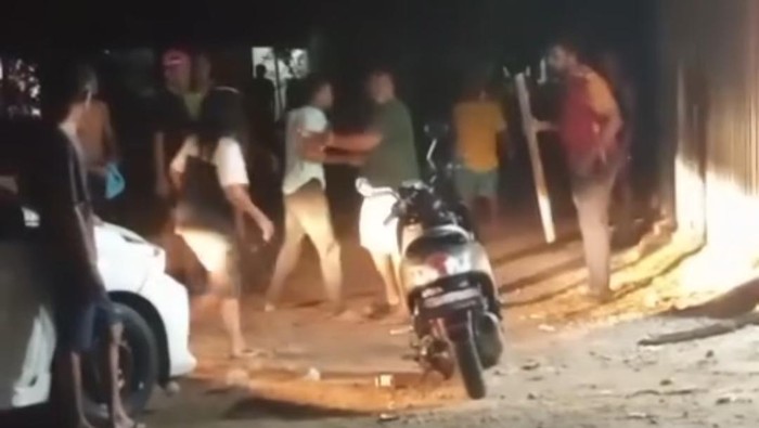 Anggota Jatanras Polda NTT, Brigadir Riski, dikeroyok sekelompok pemuda di Kelurahan Penfui, Kecamatan Maulafa, Kota Kupang, NTT. (Tangkapan layar video viral)