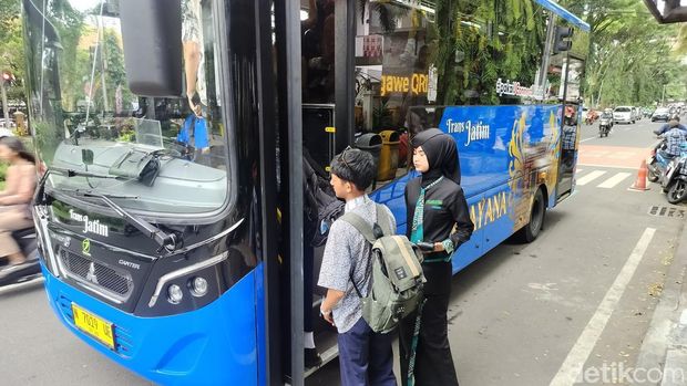 Antrean calon penumpang Bus Trans Jatim Malang Raya di salah satu shelter di Kota Malang. Sejak diluncurkan, Bus Trans Jatim menuai animo tinggi dari masyarakat Malang Raya.