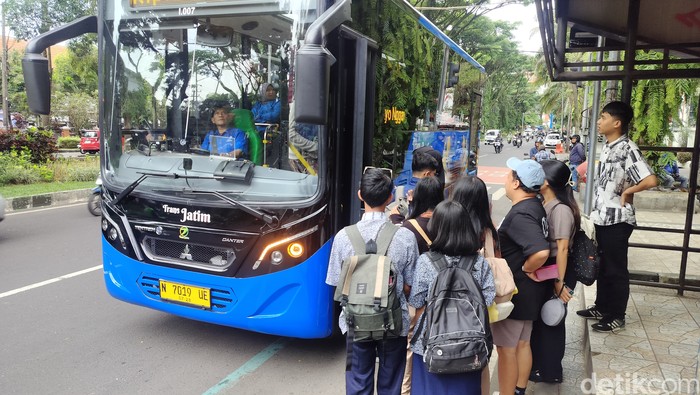 Antrean calon penumpang Bus Trans Jatim Malang Raya di salah satu shelter di Kota Malang. Sejak diluncurkan, Bus Trans Jatim menuai animo tinggi dari masyarakat Malang Raya.
