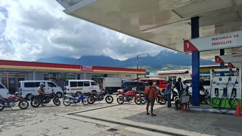 Antrean kendaraan bermotor di SPBU di Ruteng, Manggarai, NTT, Rabu (26/11/2025). (Istimewa)