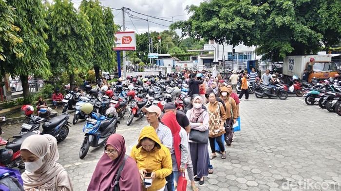 Antrean pengambilan bantuan langsung tunai sementara (BLTS) Kesra di Kantor Pos hingga mengular ke jalan, Rabu (26/11/2025)