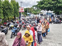 BLTS Kesra Cair Hari Ini, Antrean di Kantor Pos Solo Mengular hingga ke Jalan