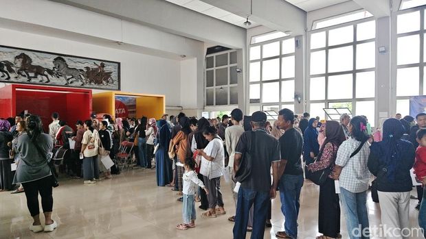 Antrean pengambilan bantuan langsung tunai sementara (BLTS) Kesra di Kantor Pos hingga mengular ke jalan, Rabu (26/11/2025)