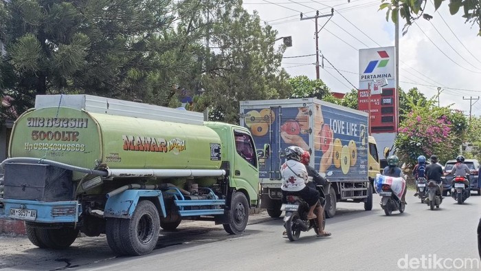 Antrean truk di salah satu SPBU di Kota Kupang, NTT, Rabu (26/11/2025). (Foto: Simon Selly/detikBali)