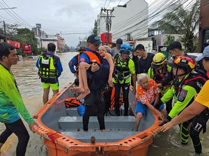 Banjir Melanda Thailand Selatan, Relawan Evakuasi Warga di Hat Yai