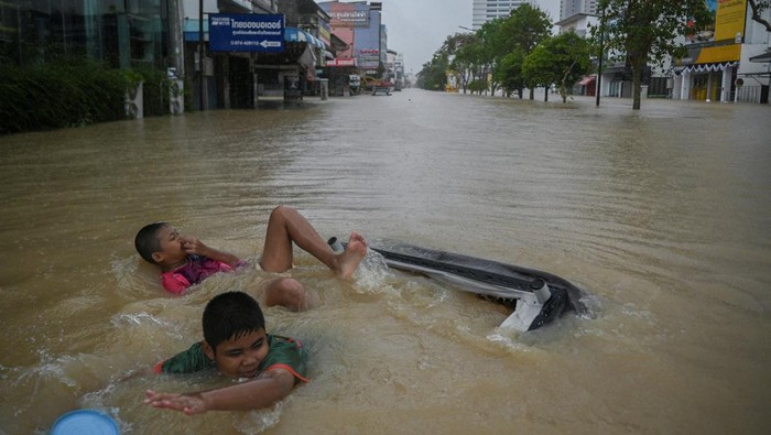 Rescuers evacuate local residents from their homes, which are partially submerged in a flooded area in Hat Yai district, affected by heavy rainfall, which has impacted several provinces in southern Thailand and has killed several people, in Songkhla province, Thailand, November 25, 2025. REUTERS/Sithichai Chootochan