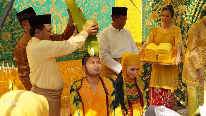Dalam tradisi pernikahan masyarakat Banjar, terdapat satu ritual yang tidak hanya dianggap sakral, tetapi juga punya nilai budaya yang terus dijaga hingga kini. Badudus namanya