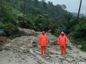 Bantuan Logistik Pemprovsu ke Korban Banjir Masih Terkendala Akses