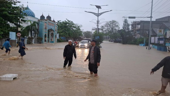 Banjir merendam ruas jalan di Aceh Utara. (Foto: Polres Aceh Utara)