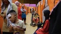 Warga yang mengungsi akibat banjir berlindung di pusat evakuasi setelah hujan lebat melanda rumah mereka di Malaysia utara dekat perbatasan Thailand, di Kangar, Malaysia, Rabu (26/11/2025). REUTERS/Hasnoor Hussain