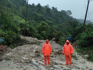 Korban Banjir di Sibolga dan Tapteng Dievakuasi ke Sekolah-GOR
