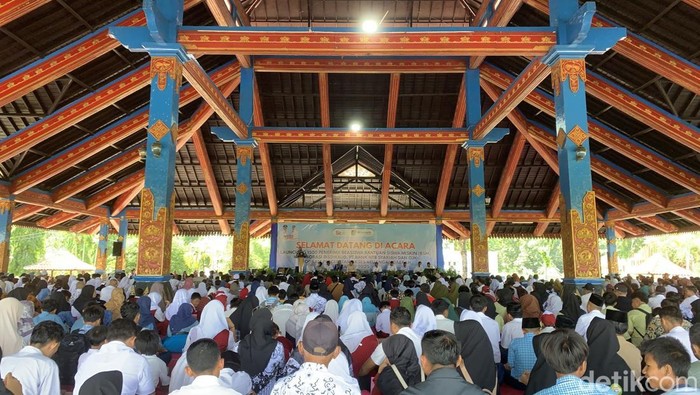 Acara penyerahan bantuan tunai kepada 1500 siswa miskin Lombok Barat yang digelar di Bencingah Kantor Bupati Lombok Barat, Rabu (26/11/2025).